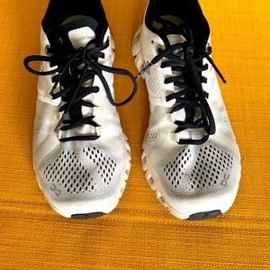 Women’s ON Shoes Size 6